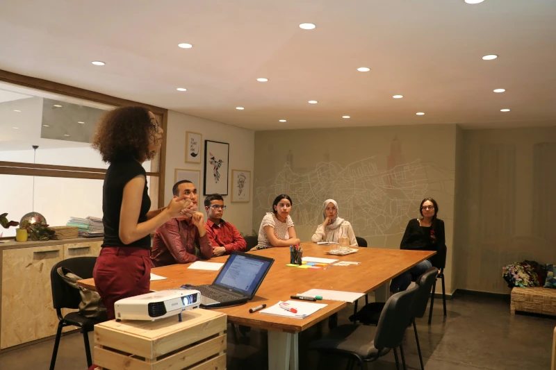 Diretoria escolar em reunião aplicando a Lei 14164 para prevenção da violência